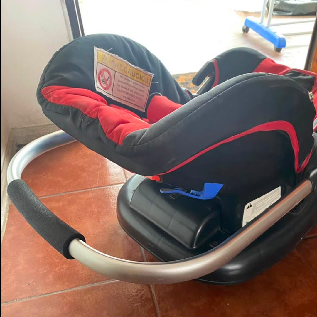 Silla de auto para bebé Bebesit roja y negra