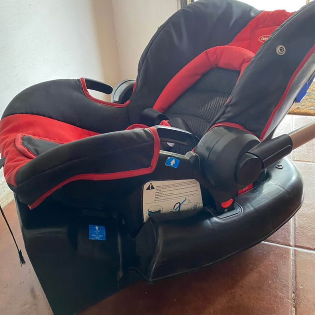 Silla de auto para bebé Bebesit roja y negra