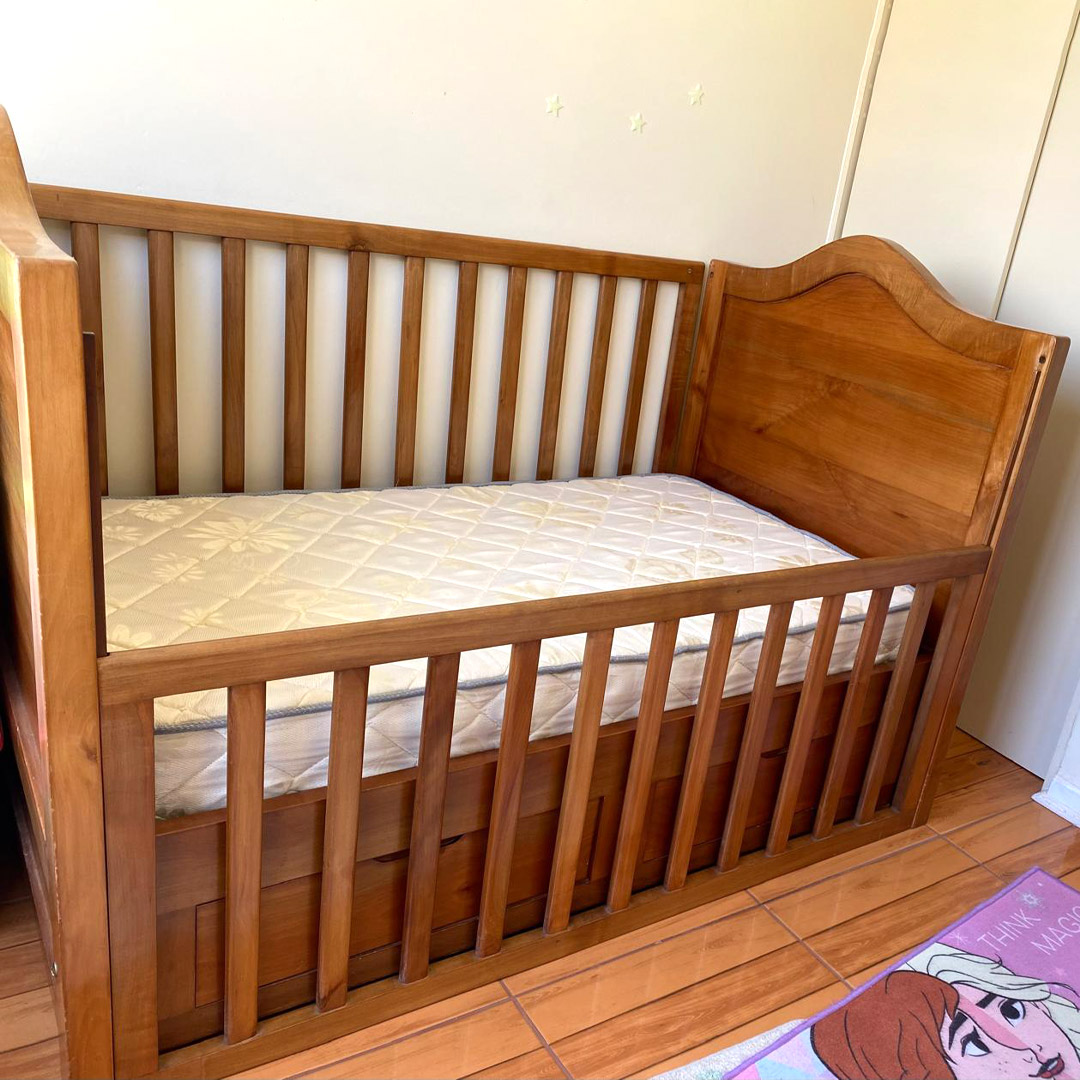 Cuna de madera sólida para bebé (+ colchón)