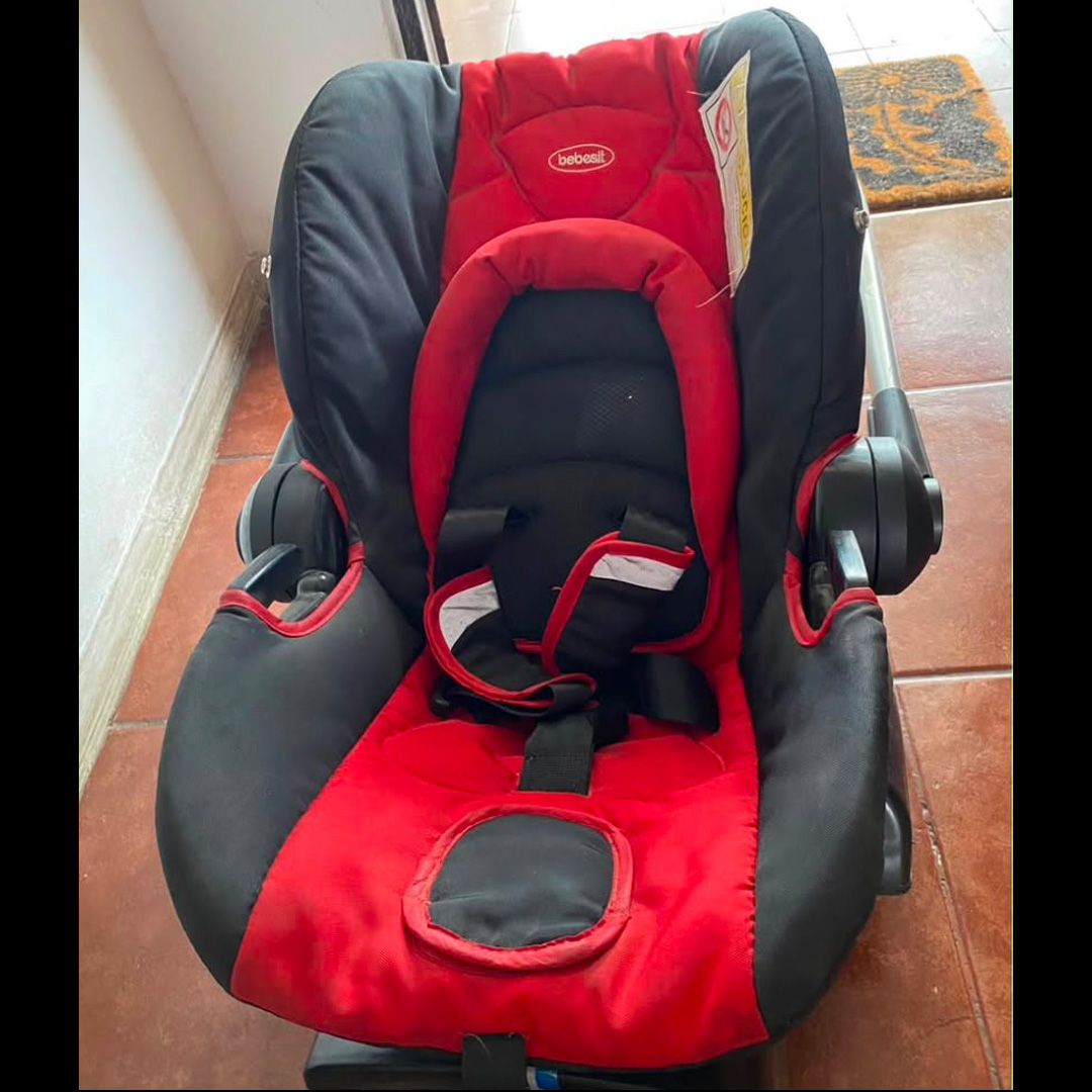 Silla de auto para bebé Bebesit roja y negra